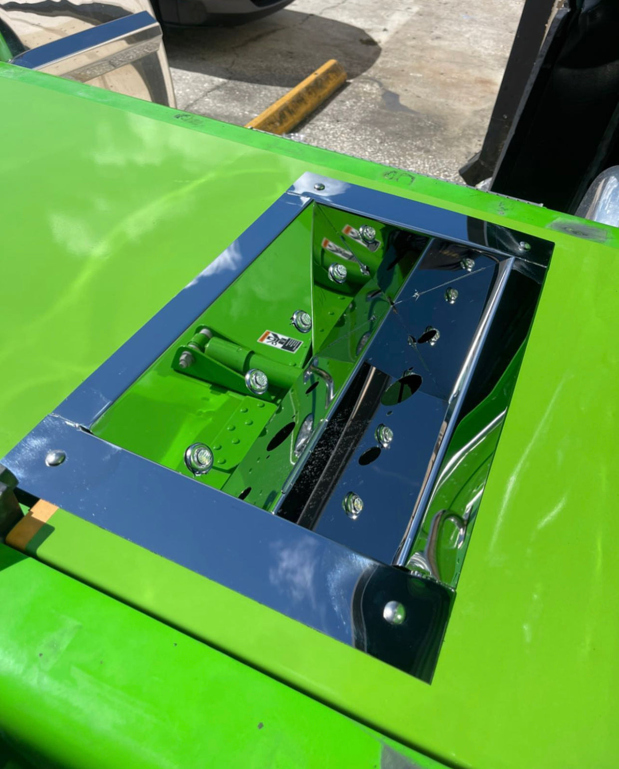 Air Line Box In Rail Style With Holes For Single Electric Plug Univers